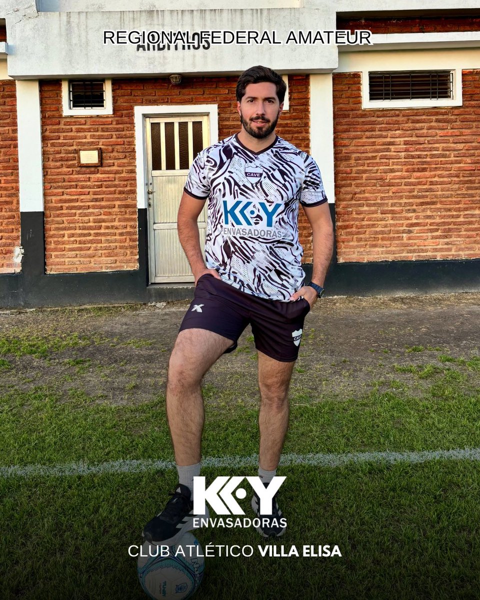 CAVEFUTBOLMAYOR's tweet image. 𝐯𝐞𝐬𝐭𝐢𝐝𝐨𝐬 𝐝𝐞 𝐠𝐚𝐥𝐚 𝐩𝐚𝐫𝐚 𝐥𝐚 𝐨𝐜𝐚𝐬𝐢𝐨𝐧 🎩
 
Esta es la indumentaria de juego y de viaje para el Torneo Regional Federal Amateur que da inicio el próximo fin de semana ⚽️
 
Un honor sumar a @keyenvasadoras como main sponsor en el marco de sus 20 años 🤝
