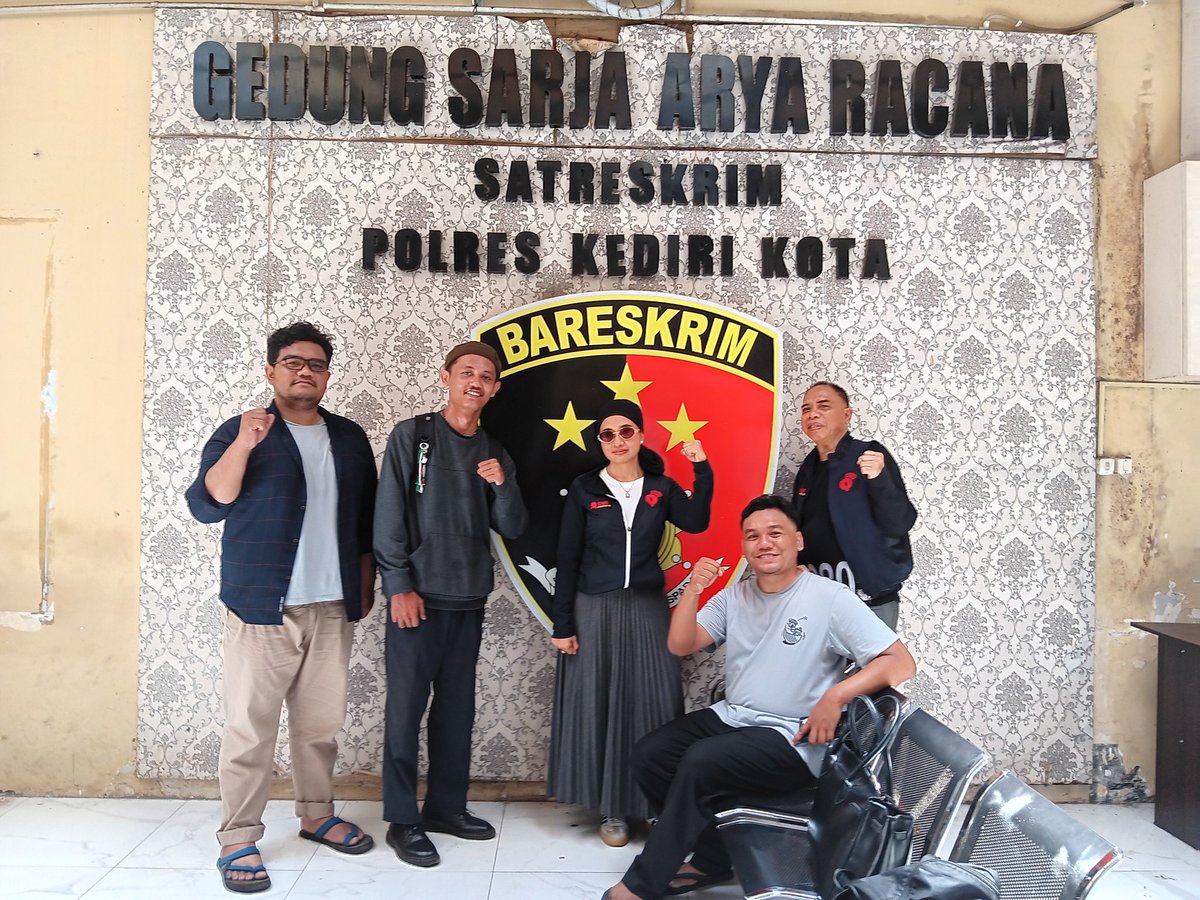 Menjenguk Faiz, pelajar SMA - penulis <a href="/omongomongcom/">Omong-Omong Media</a> yang ditahan Polres Kediri Kota - bersama Ibunda Faiz yg tangguh dan kawan-kawan <a href="/mahananian/">MAHANANI</a> @kms_pegiatliterasi yg terus teguh dalam solidaritas.

Faiz, mereka bisa memenjarakan tubuhmu, tapi tidak pikiran dan keberanianmu.