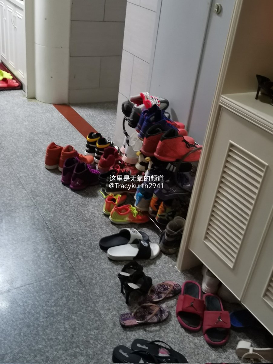久违的三刷🤤直接趴下猛吸哥哥的每双帅鞋，捕捉哥哥残留的气味，能吸到这位极品帅哥哥的原味真的好幸福，捧起来舔了半天，幻想被哥哥随便穿一双大帅鞋调教🥵