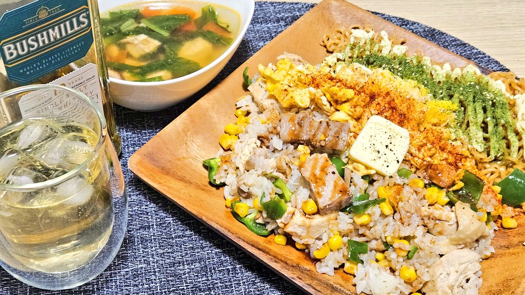🍚ペッパーライスとホンコン焼そば
🥃ハイボール
今日もお疲れ様でした🌸
不運続きの１日でございました
食べてのんびりします！
#料理好きな人と繋がりたい
#晩ごはん #晩酌 #Twitter晩酌部