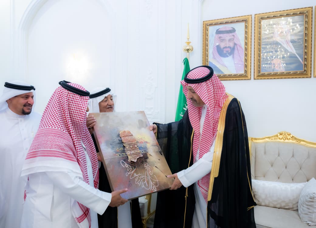 هديتى للامير حسام اثر زيارته الخاصه للوالد شيخ قبيلة بني حسن الشيخ مبارك بن منسي بن عصيدان بمنزله بشبرقه
الموافق الثلاثاء ١٤٤٧/٤/٢٢