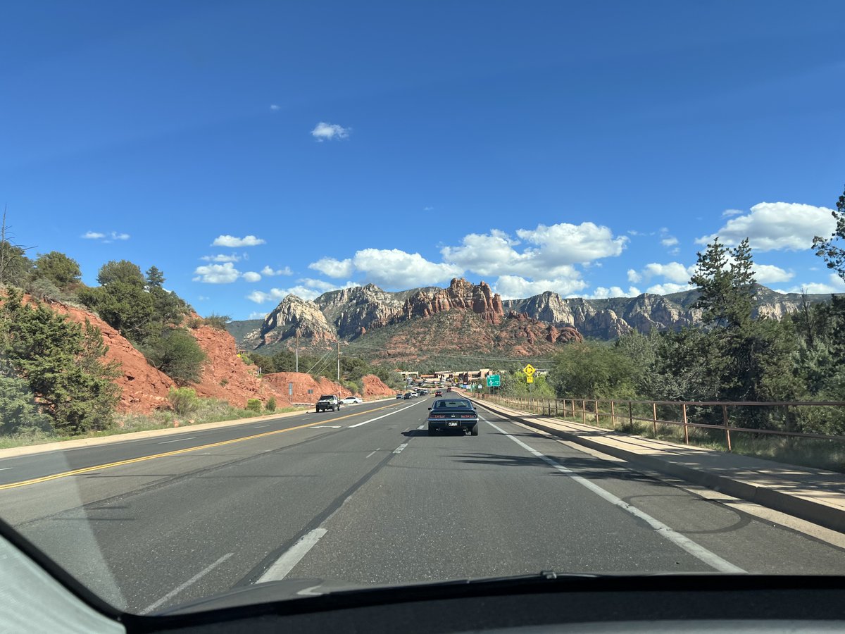 안녕하세요. 지혜탐험가입니다.

이미 FSD v14.1.1까지 나온 시점에서 제 구형버전(v13.2.9) FSD 경험 공유가 큰 의미가 있을까싶어서 글을 끄적였는데,

생각보다 많은 분들이 제 경험을 공유해달라고 말씀하셔서, FSD를 쓰며 느낀 점이나 꿀팁을 공유하고자 합니다.

분명히 말씀드리지만, 저는