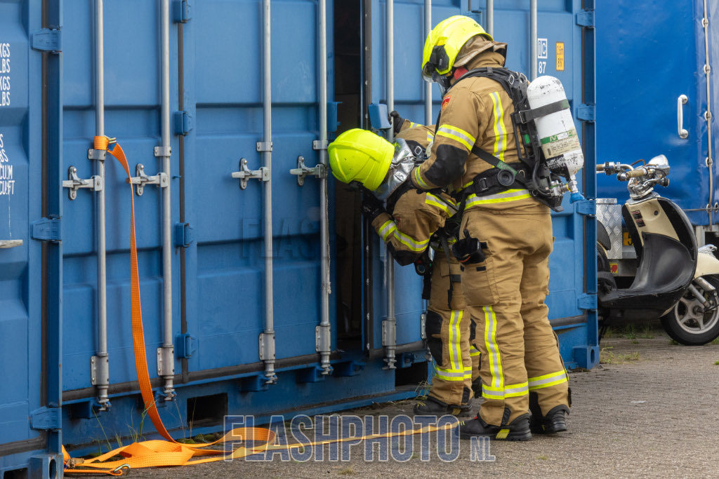 Brandweer breekt zeecontainer met verdachte inhoud open in Schiedam
