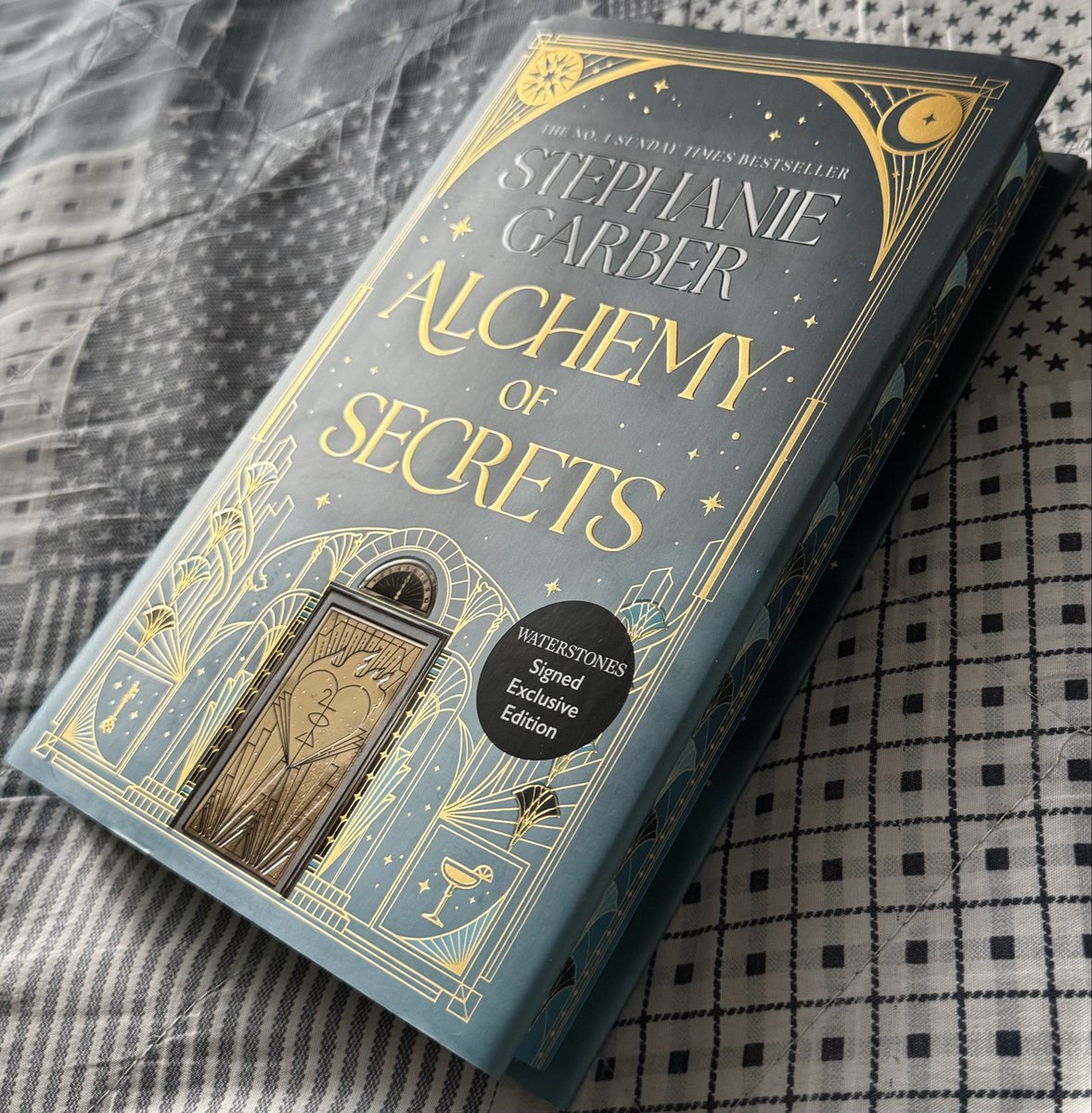 So gorgeous! 😍 Stephanie Garber - Alchemy of Secrets