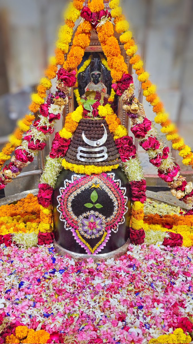 Somnath_Temple's tweet image. श्री अहल्याबाई मंदिर, प्रभासक्षेत्र - गुजरात (सौराष्ट्र)
दिनांकः 14 अक्टूबर 2025, अश्विन कृष्ण अष्टमी - मंगलवार
सायं श्रृंगार
10255831