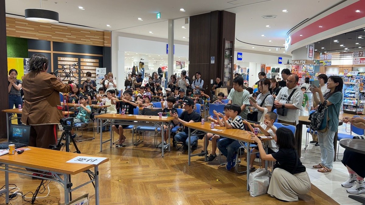 そしてマジック教室も！

マジックショーのステージの目の前に、ちょっとしたスペースをご用意いただき、
ショーが終わったらそのまま移動して、教室を受けたい方は受付へ。

今観たばかりのマジックを次は演じる側の体験ができるなんて、このパッケージとても良いかもしれませんね！