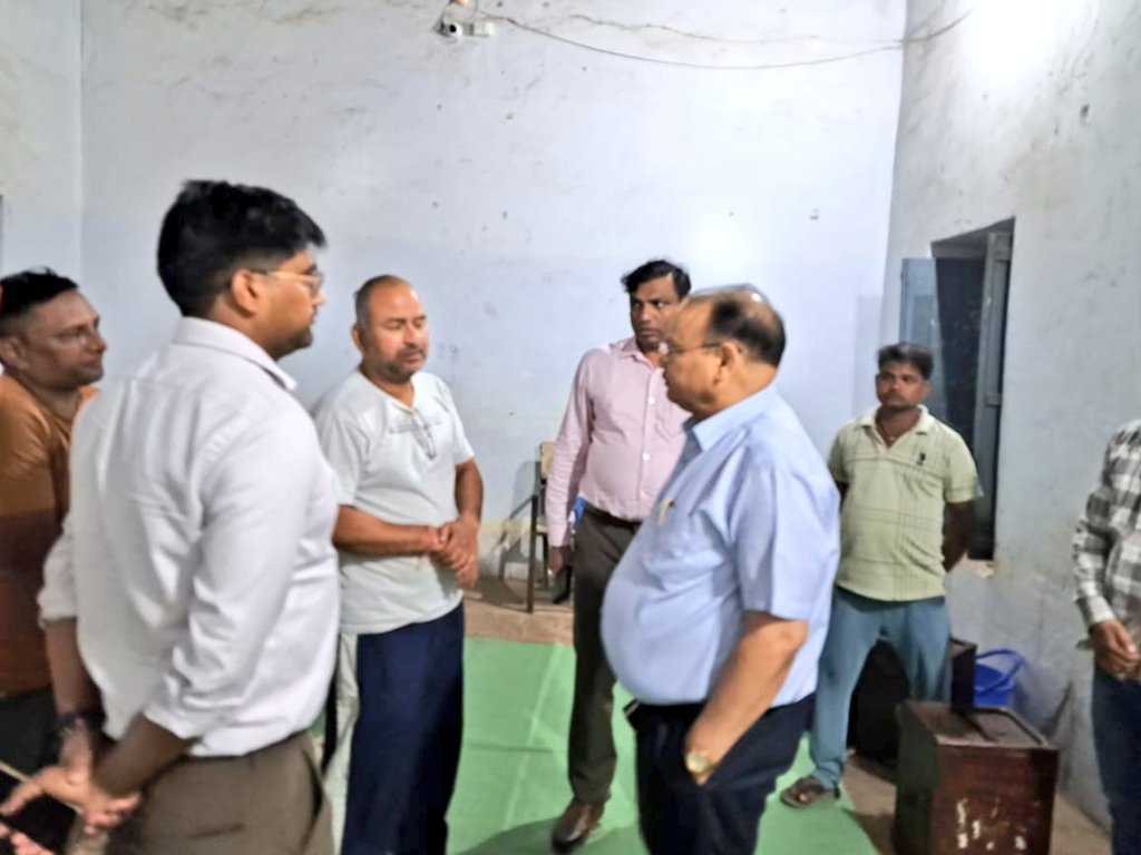 Dm Lalitpur (@dmlalitpur) on Twitter photo प्रेक्षक/अपर आयुक्त झांसी श्री उमाकांत त्रिपाठी ने जनपद में नगर पालिका परिषद उप निर्वाचन के अंतर्गत होने वाले मतदान की तैयारियों का जायजा लेने के लिए पोलिंग बूथों का निरीक्षण किया और पोलिंग पार्टियों से उनके कार्यों के बारे में विस्तृत जानकारी ली प्रेक्षक/अपर आयुक्त झांसी श्री उमाकांत त्रिपाठी ने जनपद में नगर पालिका परिषद उप निर्वाचन के अंतर्गत होने वाले मतदान की तैयारियों का जायजा लेने के लिए पोलिंग बूथों का निरीक्षण किया और पोलिंग पार्टियों से उनके कार्यों के बारे में विस्तृत जानकारी ली