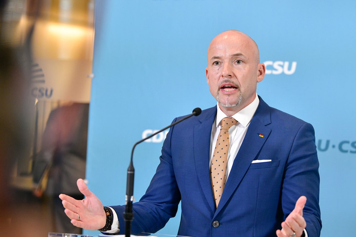 Die Doppelmoral der Hamas-Unterstützer ist für <a href="/csu_bt/">CSU im Bundestag</a>-Chef <a href="/Hoffmann_MdB/">Alexander Hoffmann</a> offensichtlich: „Die Hamas hat gestern 33 Menschen in Gaza hingerichtet, weil die ihre Autorität in Frage gestellt haben. Wir haben jetzt über Monate hinweg gerade aus dem linken Spektrum immer wieder