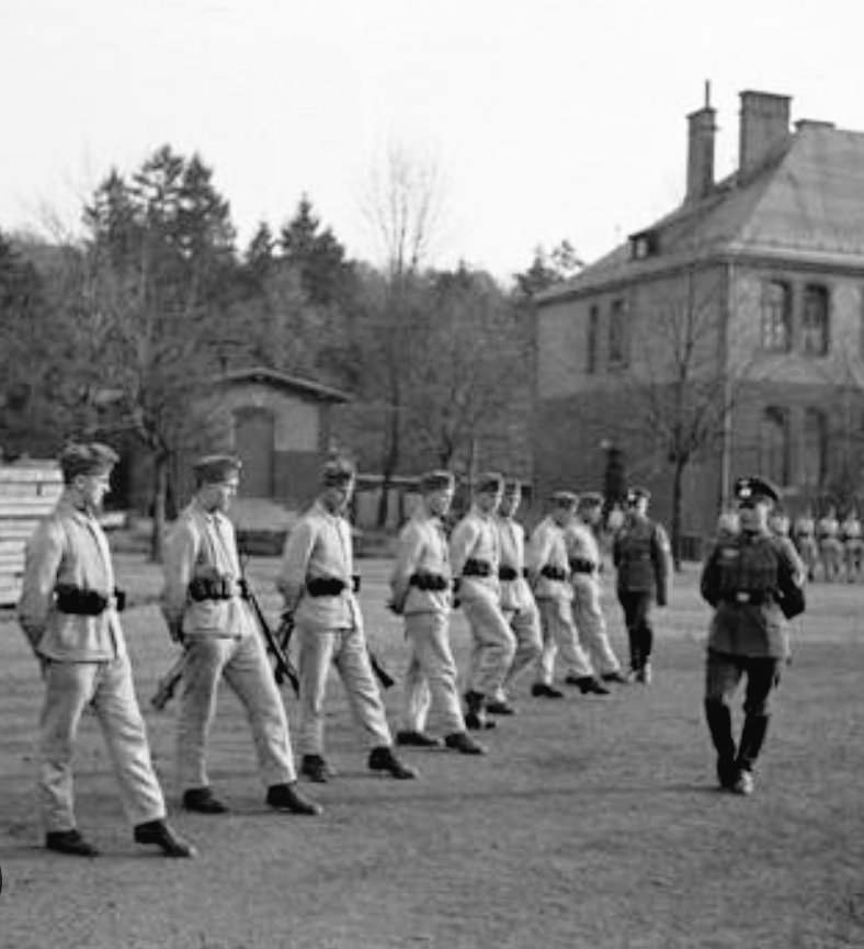 Am 16. März 1935 führte das Deutsche Reich die allgemeine Wehrpflicht wieder ein. Geplant war dieser Schritt bereits seit 1933. 
Das deutsche Friedensheer sollte aus 36 Divisionen mit insgesamt 580.000 Soldaten bestehen und bis 1939 kriegsfähig sein.