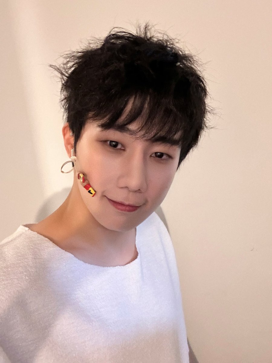 KSK_official's tweet photo. [📸]

2025.10.14
@ 뮤지컬 <데스노트> 프리뷰 첫 공연

세상 기특한 ‘규엘’ 등판 완료🔎🖤
프리뷰라 믿기 힘든 몰입과 완성도,
이제 막 펼쳐질 데스노트! 많은 관심 부탁드린다귤✨

#김성규 #KIMSUNGKYU
#뮤지컬 #데스노트 #DEATHNOTE https://t.co/GhK4I6RHCR