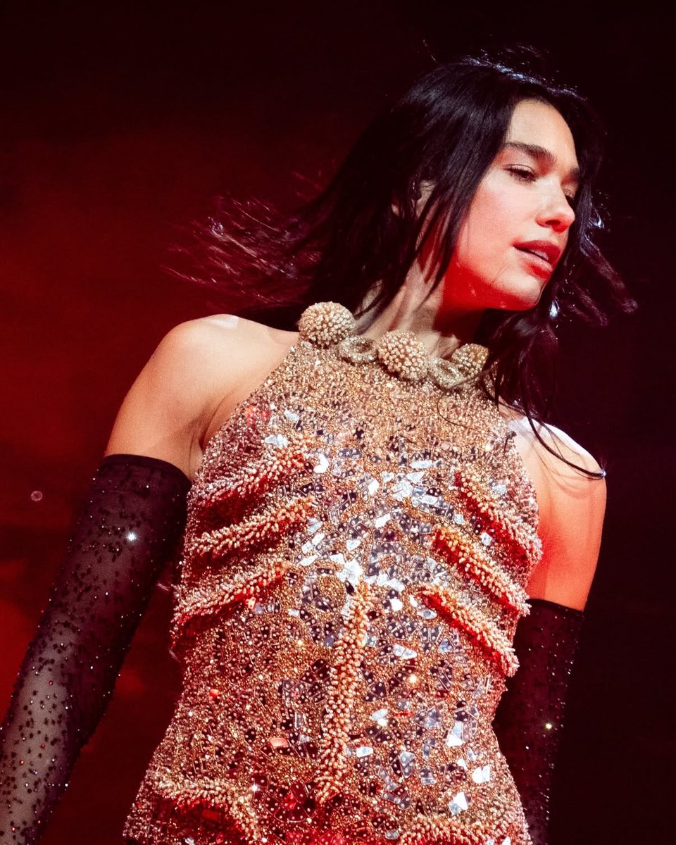 dlipahungary's tweet image. 📸 | @DUALIPA onstage at #RadicalOptimismTourSanFransisco! (Via enelledee)