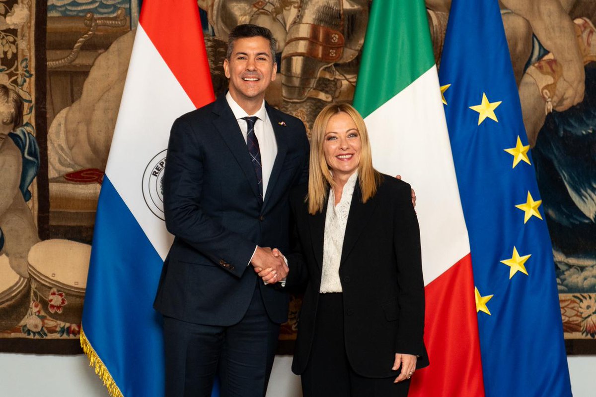 CuartoPoder_Py's tweet image. 🔴EN ITALIA, PEÑA SE REÚNE CON LA PRIMERA MINISTRA GIORGIA MELONI
◾️El presidente de la República, @SantiPenap, se reúne en Roma con la primera ministra de Italia, @GiorgiaMeloni. Paraguay sigue fortaleciendo sus relaciones bilaterales con Italia y consolidando su presencia en…
