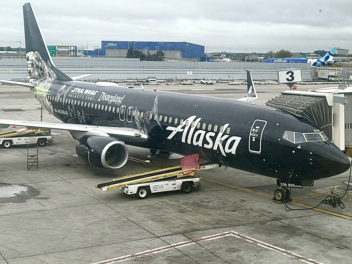 My_Collectables's tweet image. This is my plane for the flight from NY, a @starwars themed plane. 🤩 How perfect is that? LOL The force is with me! See you soon fam! 💙