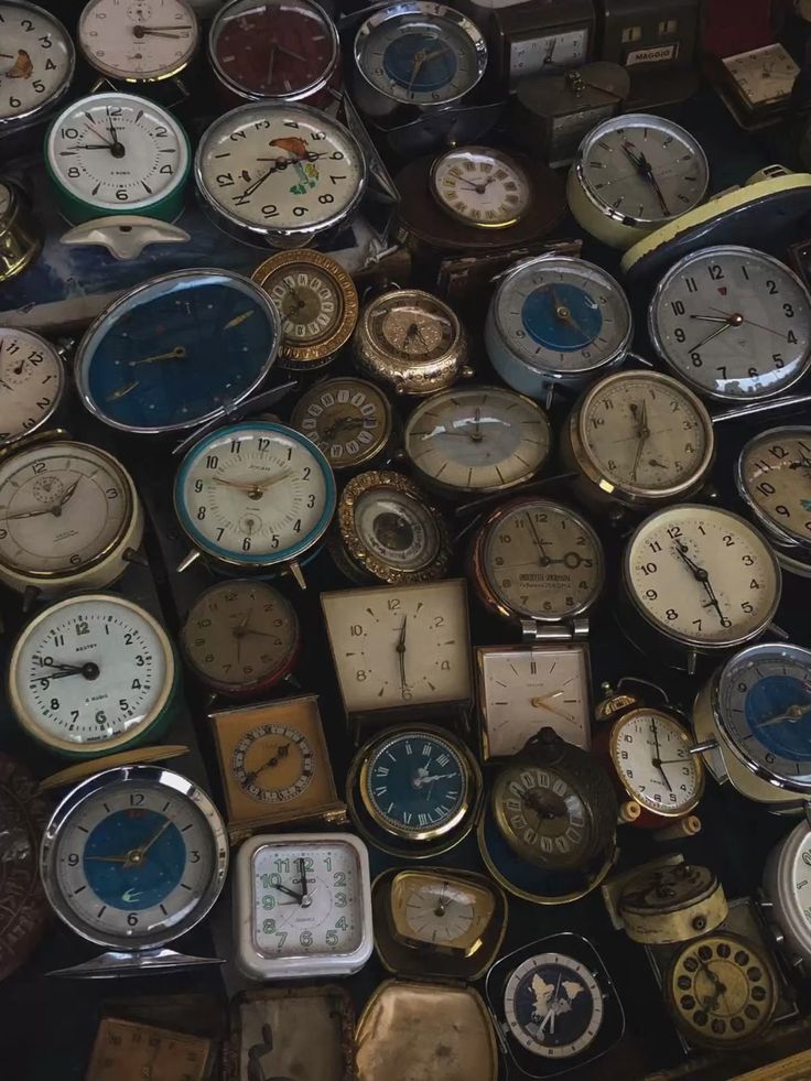 وقت کے پاس سب کی یادیں ہیں بس احساس نہیں ہے، کہیں وقت رُک جاتا ہے کہیں یادیں چلتی رہتی ہیں♥️