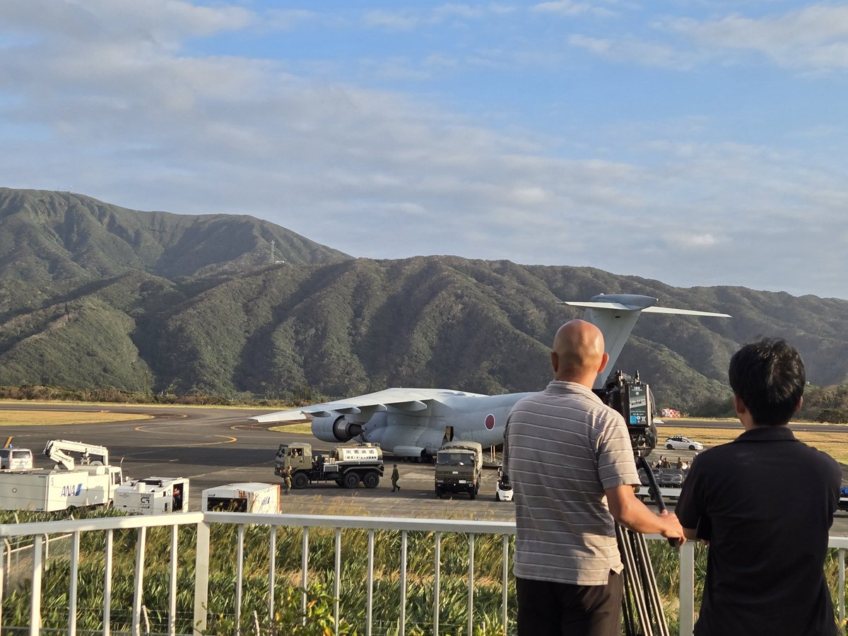八丈島空港に中型輸送機が給水車を運んで来ました❕
水道貯水池が台風で崩れたため断水地区の救済てす