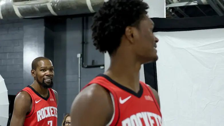 Find you someone that looks at you like KD does Amen 🥲