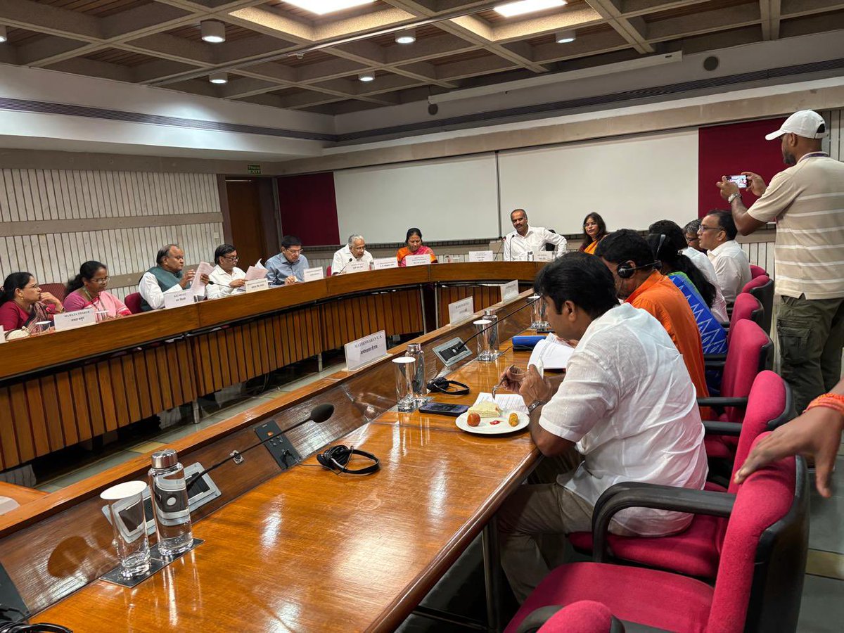 PCMohanMP's tweet image. Chaired the Parliamentary Standing Committee on Social Justice and Empowerment in New Delhi.