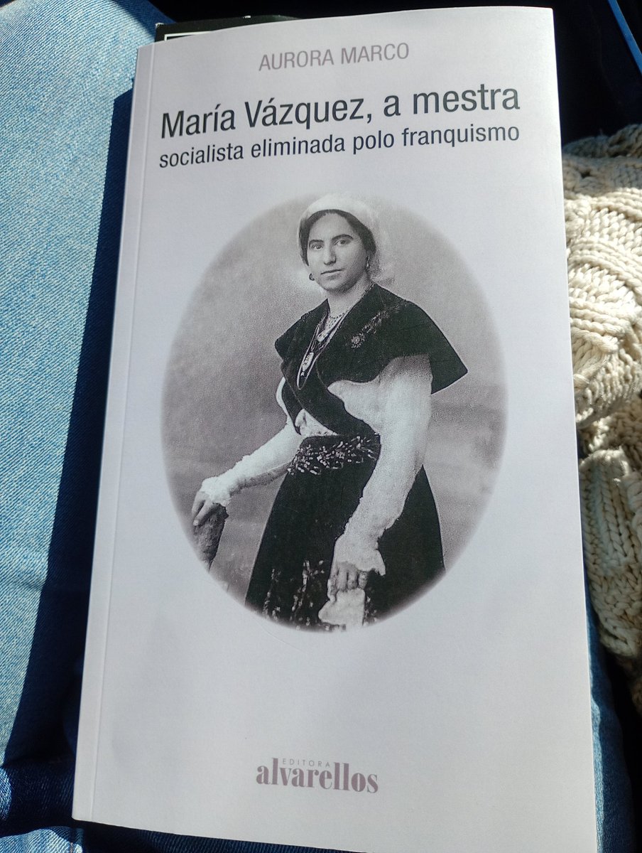 Grazas a Aurora Marco e a <a href="/alvarellos_ed/">Alvarellos Editora</a> por este libro sobre a vida da mestra María Vázquez, con orixe familiar en Vilaescura (Sober). 

Unha de tantas mestras renovadoras eliminada polo Franquismo. Feminista e socialista, asasinada o 19 de agosto de 1936.

#memoria
