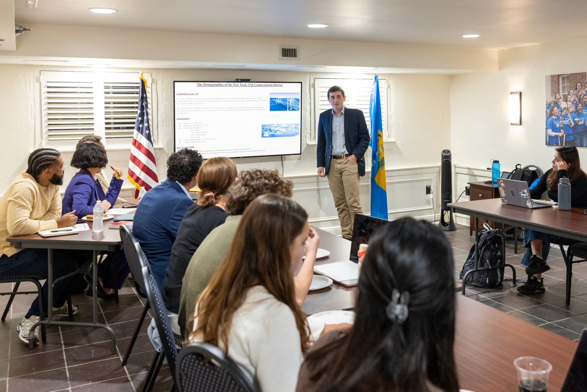 We wrapped our first class of the semester on “Campaign Management”! We are very grateful for our instructor, William Washington, and all the amazing guest speakers who joined, for teaching students the ins and outs of working on political campaigns in the US.