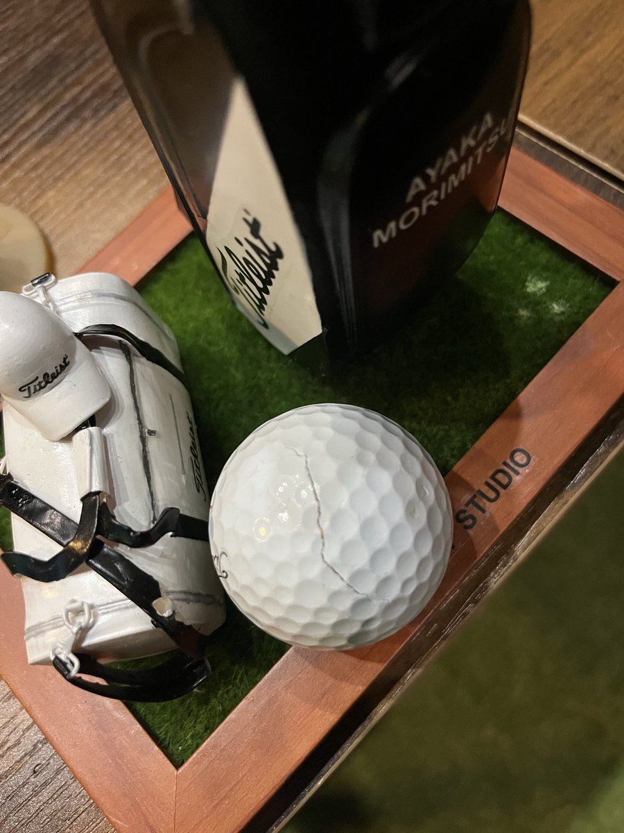 一通り競技おわったので、グリップ思い切って変えたり、スイングまた弄ったりとレンスーの日々🏌️‍♂️

ボールにもヒビ…

インドアスタジオに常設のV1Xを定期的に割ってて申し訳ない😅