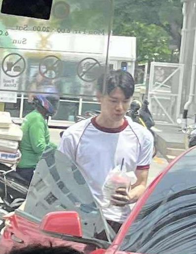 เห็นว่าไม่ได้เป็นดารานะคะ แต่น่าจะไปขับวินแทน เห็นแว้บๆว่าเข้าออกโรงพักบ่อยมากด้วย ตอนแรกนึกว่าโดนจับข้อหาบิดเกินกำหนด แต่ที่ไหนได้ไปหาแฟนที่สน.ค่ะ