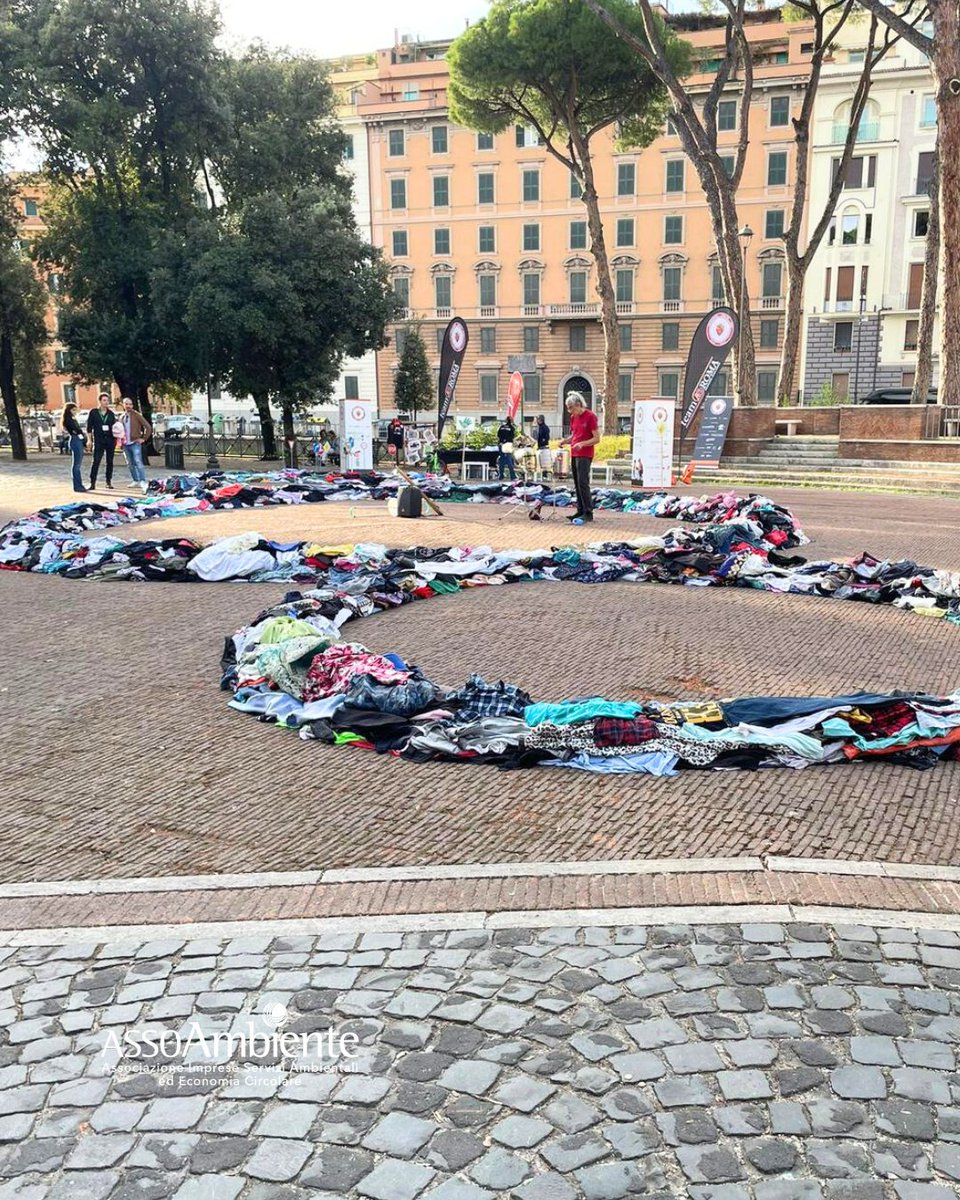 Un 𝘛𝘦𝘳𝘻𝘰 𝘗𝘢𝘳𝘢𝘥𝘪𝘴𝘰 realizzato da Michelangelo Pistoletto con abiti dismessi ha aperto a Roma la giornata di apertura di #ManiGreen, trasformando un gesto concreto di riuso in un’opera collettiva di grande valore simbolico.
Grazie a <a href="/2050TP/">2050 TO PEOPLE</a> per aver promosso