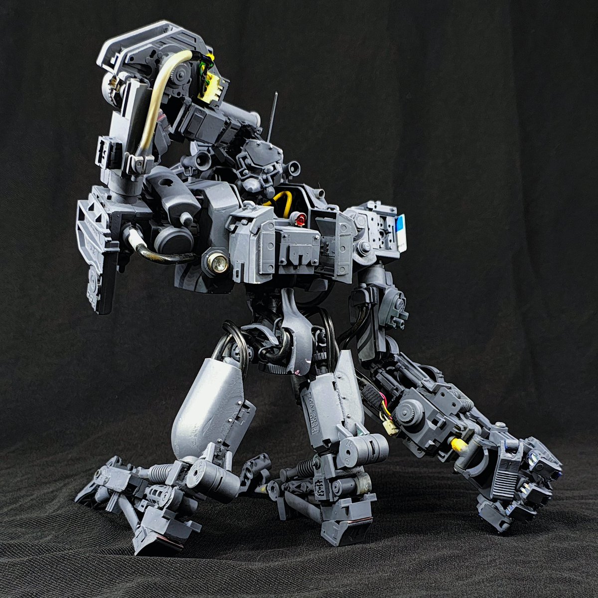 neielmont's tweet photo. Railine (W.I.P.), by Kevin Monti.

This girl is ready for paint now >:)
Really proud of the articulations this time. Is really amazing how those tiny feet can support such a chunky build.

#scratchbuilding #mechadesign #characterdesign #trashbashing #railine #neielmont https://t.co/dqaQxhrwQu