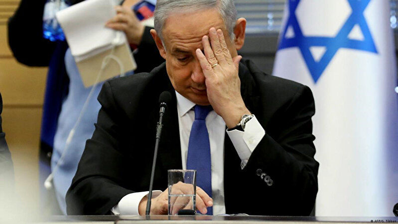 Bugün Netanyahu'nun yenilgisini ilan edebilir miyiz?

Gazze'ye yönelik saldırının başlamasından bu yana, Netanyahu kabinesi büyük güvenlik ve stratejik sloganlar altında hareket etti. Direnişin kapasitesini dağıtmak, İsrail devletinin otoritesini yeniden tesis etmek, kaybolan