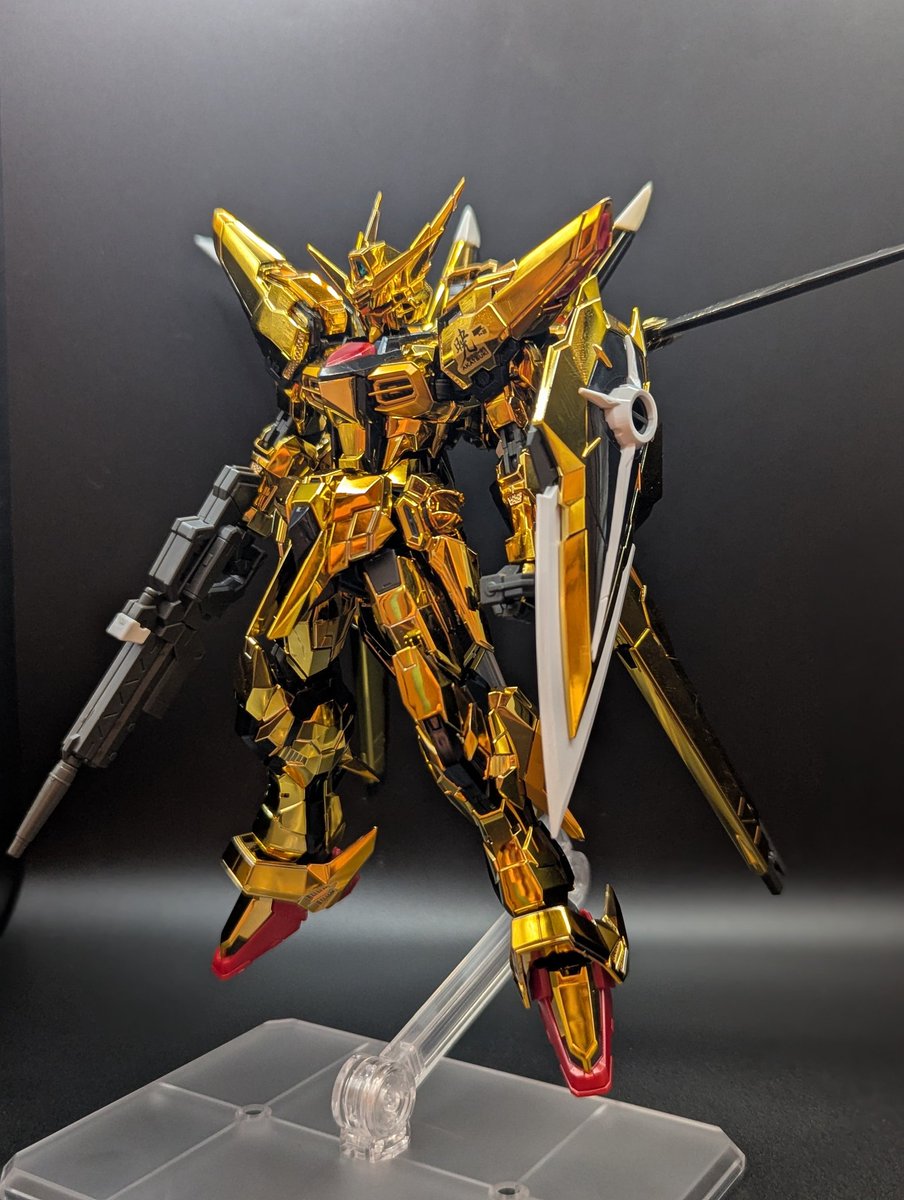 oichidesuyoro's tweet image. メッキの上からつや消し吹くという手抜きアカツキが思いのほか反響が😯
メッキ→つや消し状態→仕上げです。
まず半光沢を下吹きしてからつや消しを5回ぐらい薄く重ねました〜
あとリアルタッチマーカー拭き取り
使用したのはMr.スーパークリアです😊