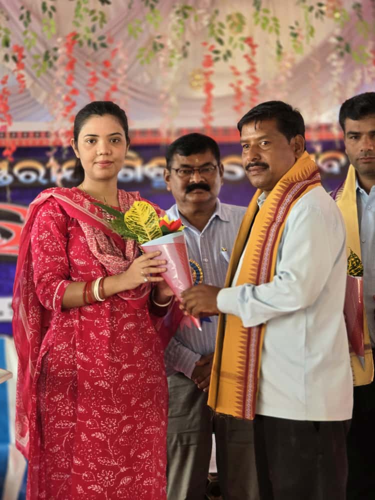 Barsha_bariha's tweet photo. ପଲସଦା ଉଚ୍ଚ ବିଦ���ୟାଳୟରେ ଅନୁଷ୍ଠିତ ହୋଇଥିବା କ୍ଲଷ୍ଟର ସ୍ତରୀୟ ସୁରଭୀ କାର୍ଯ୍ୟକ୍ରମ ରେ ମୁଖ୍ୟ ଅତିଥି ଭାବରେ ଯୋଗଦାନ କଲି l
#surabhi
#ClusterLevel https://t.co/8cVU7Q7819