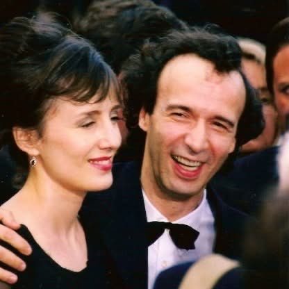 La sublime déclaration d'amour de Roberto Benigni à Nicoletta Braschi, lors du Festival de Venise ❤️🎬

"En cet instant, je veux adresser une pensée à Nicoletta Braschi, qui est ici dans la salle. Cela fait 40 ans que nous faisons tout ensemble, et je ne connais qu'une seule