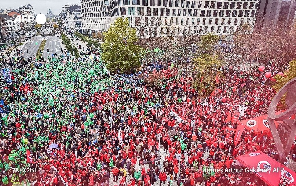 🇧🇪 Des dizaines de milliers de manifestants ont défilé mardi à Bruxelles pour contester les coupes budgétaires "brutales" du gouvernement belge dirigé par le conservateur flamand Bart De Wever. 
➡️ u.afp.com/SmFU