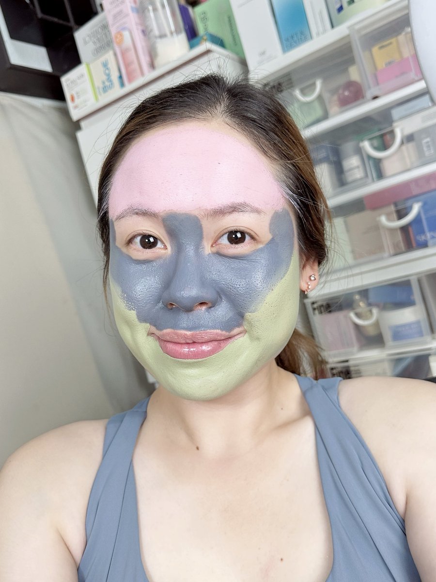 ออกกำลังกายเสร็จ มาส์กหน้าต่อเลยยย วันนี้ใช้มาส์กโคลนของ Glad2Glow มีทั้งหมด 3 สูตร ทำไมเราจะต้องเลือก ในเมื่อเรามาส์กพร้อมกันได้! มาส์กทิ้งไว้ 15-20 นาที แล้วล้างออก ผิวเฟรชมาก ทำได้บ่อยตามต้องการเลยยย

ชมพู - ผิวไบร์ท
เทา - รูขุมขน
เขียว - สิว

#ใช้จริงรีวิวจริง #ใช้ดีบอกต่อ