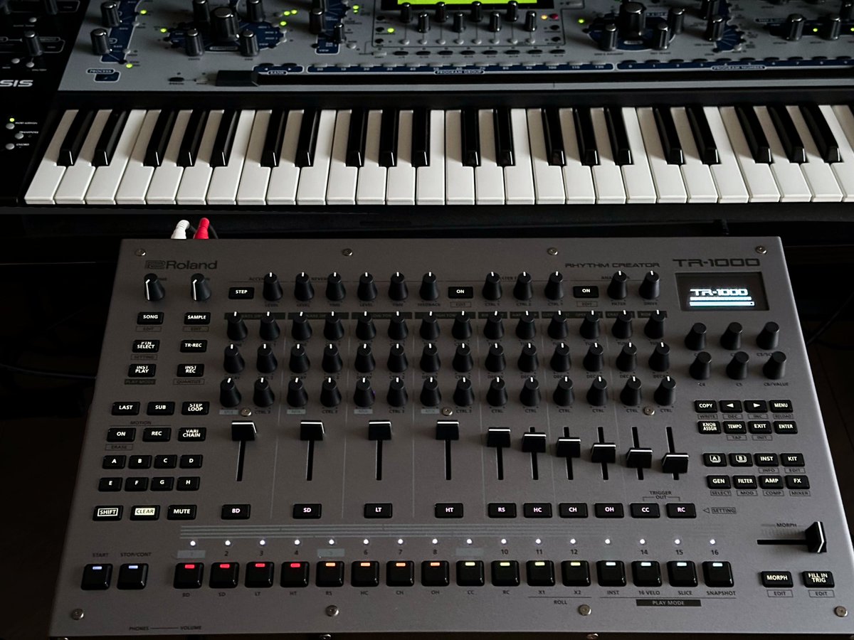 t_akoyaki's tweet image. TR-1000のFirmwareを1.11にupdate✨
結構重要な機能改善が含まれています。
アップデート後はFACTORY RESETする必要あり！

[機能追加]
MFX, IFXのタイプを追加
未使用の Sample Slot を空けるOPTIMIZE機能を追加
[機能改善]
外部デバイスとシンク時の遅れを改善
パターン切り替え時の MUTE 時間を短縮
