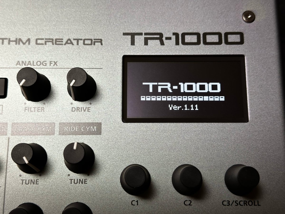 t_akoyaki's tweet image. TR-1000のFirmwareを1.11にupdate✨
結構重要な機能改善が含まれています。
アップデート後はFACTORY RESETする必要あり！

[機能追加]
MFX, IFXのタイプを追加
未使用の Sample Slot を空けるOPTIMIZE機能を追加
[機能改善]
外部デバイスとシンク時の遅れを改善
パターン切り替え時の MUTE 時間を短縮