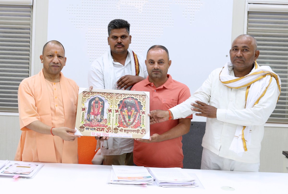 myogioffice's tweet photo. मुख्यमंत्री श्री @myogiadityanath जी महाराज से आज लखनऊ में जनपद अयोध्या के मिल्कीपुर क्षेत्र के प्रधान संघ के अध्यक्ष श्री विजय सिंह जी ने शिष्टाचार भेंट की। 

इस अवसर पर श्री राधाकांत तिवारी जी एवं श्री राजेंद्र तिवारी जी भी उपस्थित रहे। https://t.co/Lvd8Azt5Q6