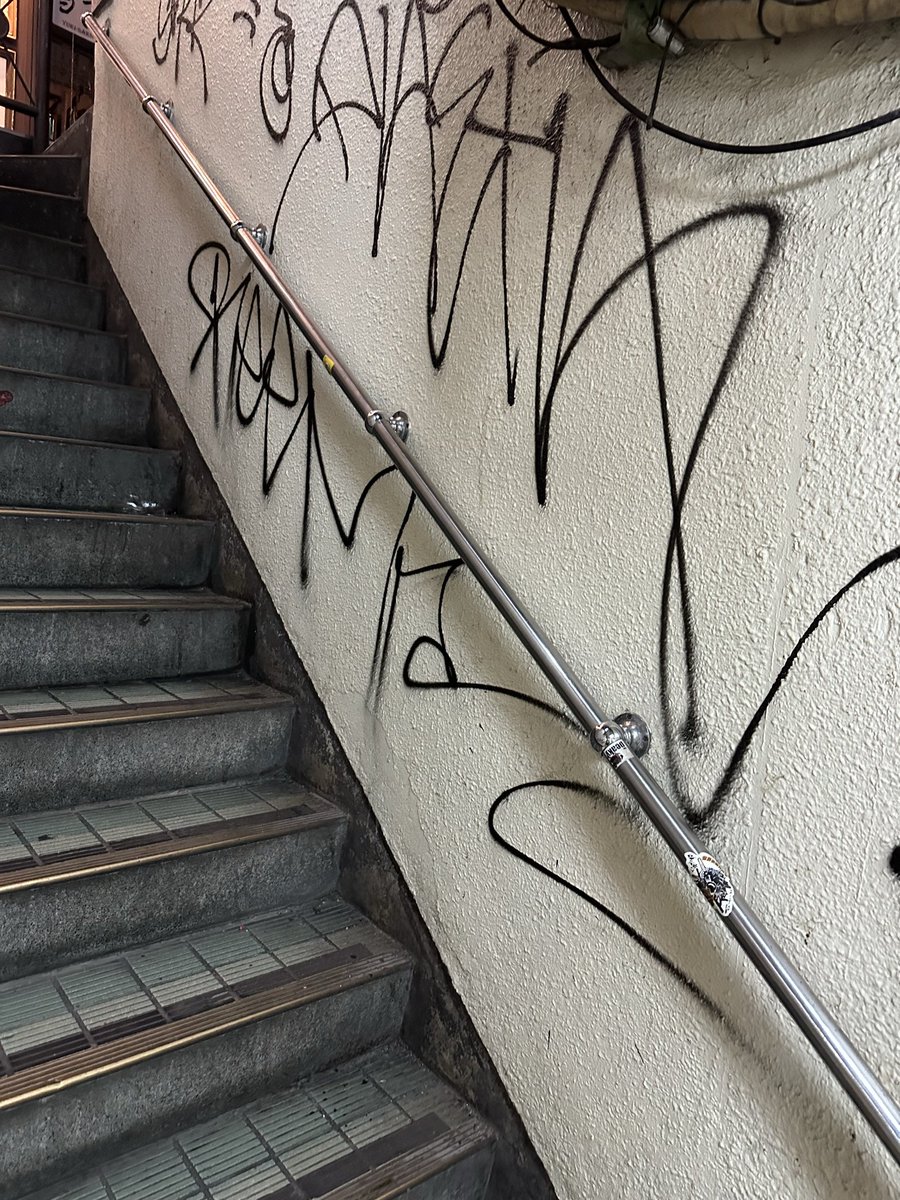 店内にシンナーの臭いが流れて来たから見に行ったら落書きしてる白人2人組がいたので捕まえようとしたけど逃げられた。なので、この下手で恥ずかしい頭の悪いよく分からない物を世界に向けて晒す事にした。これをした犯人達に届いて欲しい。もっと腕を上げて出直してこい糞外人
