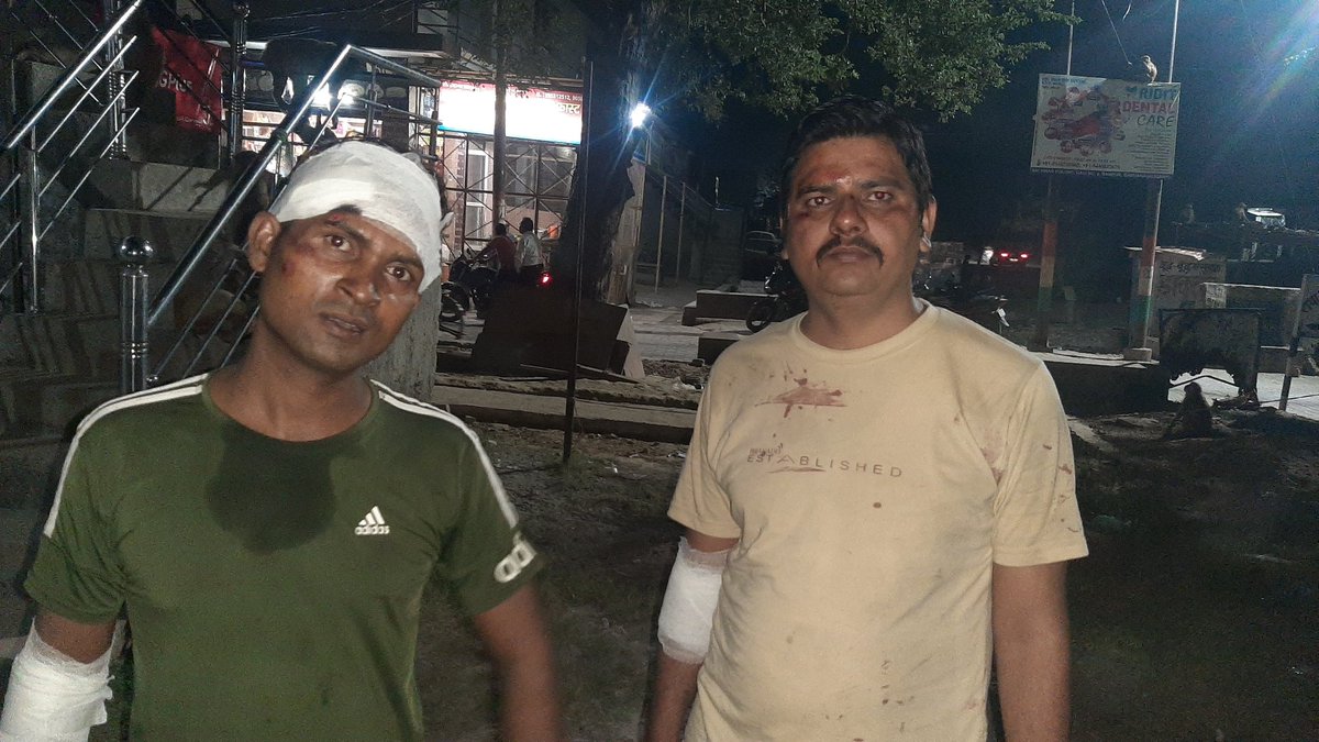 GoyalBhuwnesh's tweet photo. सड़क दुर्घटना मे घायल व्यक्ति ओ को एम्ब���लेंस से जल्द अस्पताल पहुंच चाया #मदद #सहानुभूति #मानवता"w https://t.co/hzxlAInS5I