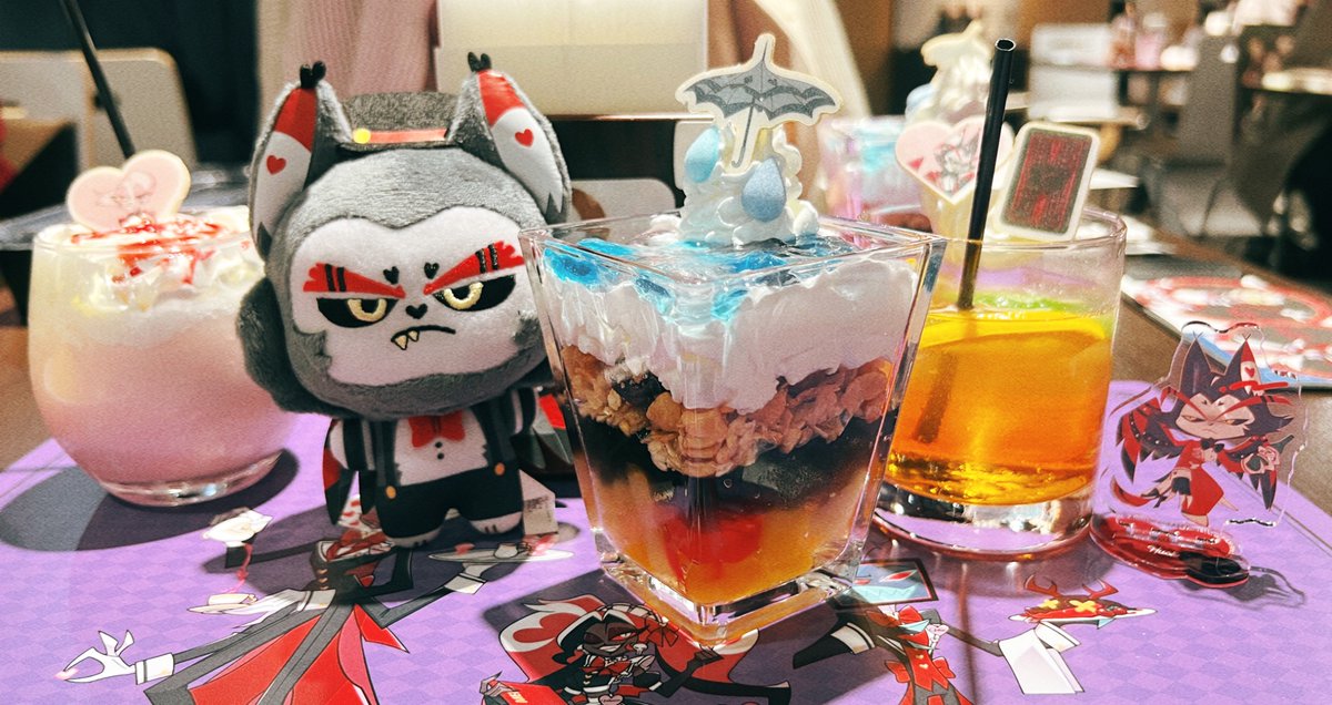 boreuben's tweet photo. ハズビンコラボカフェ、運良く当選して行ってきた！アニメイトカフェって結構広いのね 前半にハスエンメニューが集中してたので楽しめて良かった☔️ランダムは一緒に行ったこたえさんがハスク出してお譲りしてもらいました大感謝！私は謎にニフティを引きまくっていた…笑 https://t.co/eyUyUdOlKC