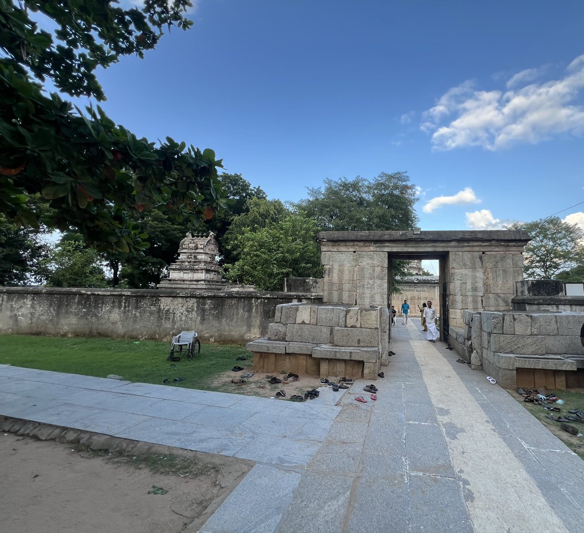 NSTC9999's tweet image. Gudimallam 
Shri Parashurameshwara Temple

2000 Years OLD Indias 1st Sivalayam (LordSiva Temple) 
Elanti Sivalingam ikkada Tappa Ekkada ledu .

Meru Tirupati ki velthey Akkada nunchi 30KM Distance lo E Temple untadi 
Tappakunda Chudandi..!
OM NAMAH SHIVAYA ❤️
#HarHarMahadevॐ