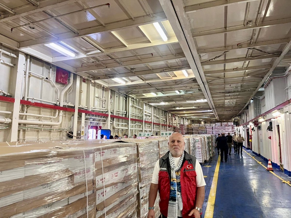 Afad öncülüğünde #Gazze’ye insani yardım taşıyan “İyilik Gemisi”Akdeniz bugün dualarla Mısır’a uğurlandı.
Derneğimizin de destek verdiği insani yardım malzemelerini taşıyan gemi içişleri Bakanımız  Sn. Ali Yerlikaya bey, Afad ve Stk temsilcilerinin katılımıyla bölgeye gönderildi.