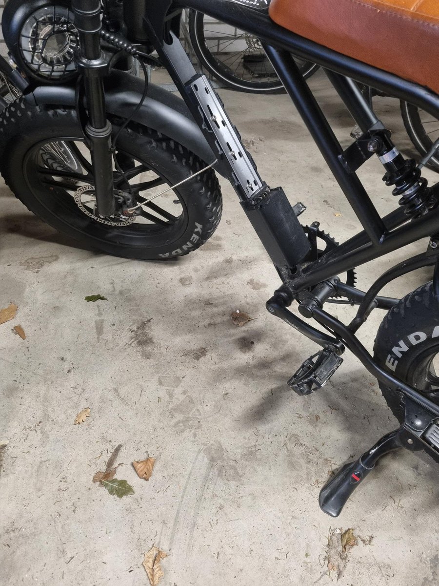 🚲 Stijging in diefstallen van e-bikeaccu’s, vooral bij fatbikes! In Almere Stad kregen we de afgelopen 3 maanden >60 aangiftes.

Voorkom diefstal:
🔒 Gebruik een accuslot
📝 Noteer serienummer
🔋 Haal accu eruit bij parkeren
👀 Zie je iets verdachts? Bel 112!