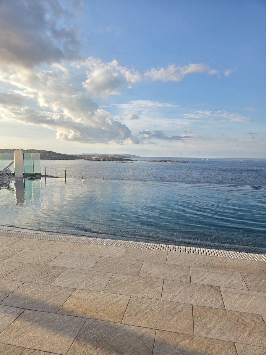 unwantedgherkin's tweet photo. Current view #hotelpool #Malta https://t.co/lJJ3iLSXK7