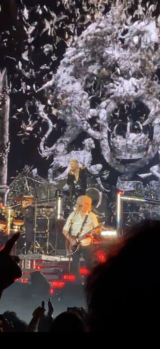 fredlove12's tweet photo. QAL👑2024年2月7日の京セラドームはそれまでで1番ステージに近い席で
アダムの歌うSMGOが滅茶苦茶心に響いて
フレディがライブで歌うことのなかったこの歌を涙ぐんで聴いた記憶😢
素晴らしかったな〜✨✨
スマホからTVに接続して観たから画像が悪いけど😂このシーンが忘れられない✨✨ https://t.co/b2NR12ScaG