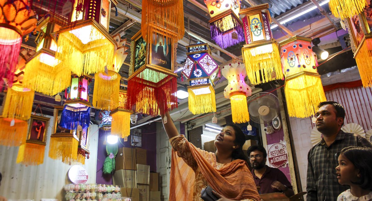 vikas_man7's tweet image. कब है दीपावली...
दीपावली में लक्ष्मी पूजन के लिए अमावस्या में मिलने वाली गोधूलि बेला, प्रदोष काल, और महानिशा पूजा के लिए निशीथ काल की अमावस्या जरूरी है. यही दीपावली पूजन का आधार है. 

इसलिए दीपावली 20 अक्टूबर को ही है. 
aajtak.in/explained/stor…