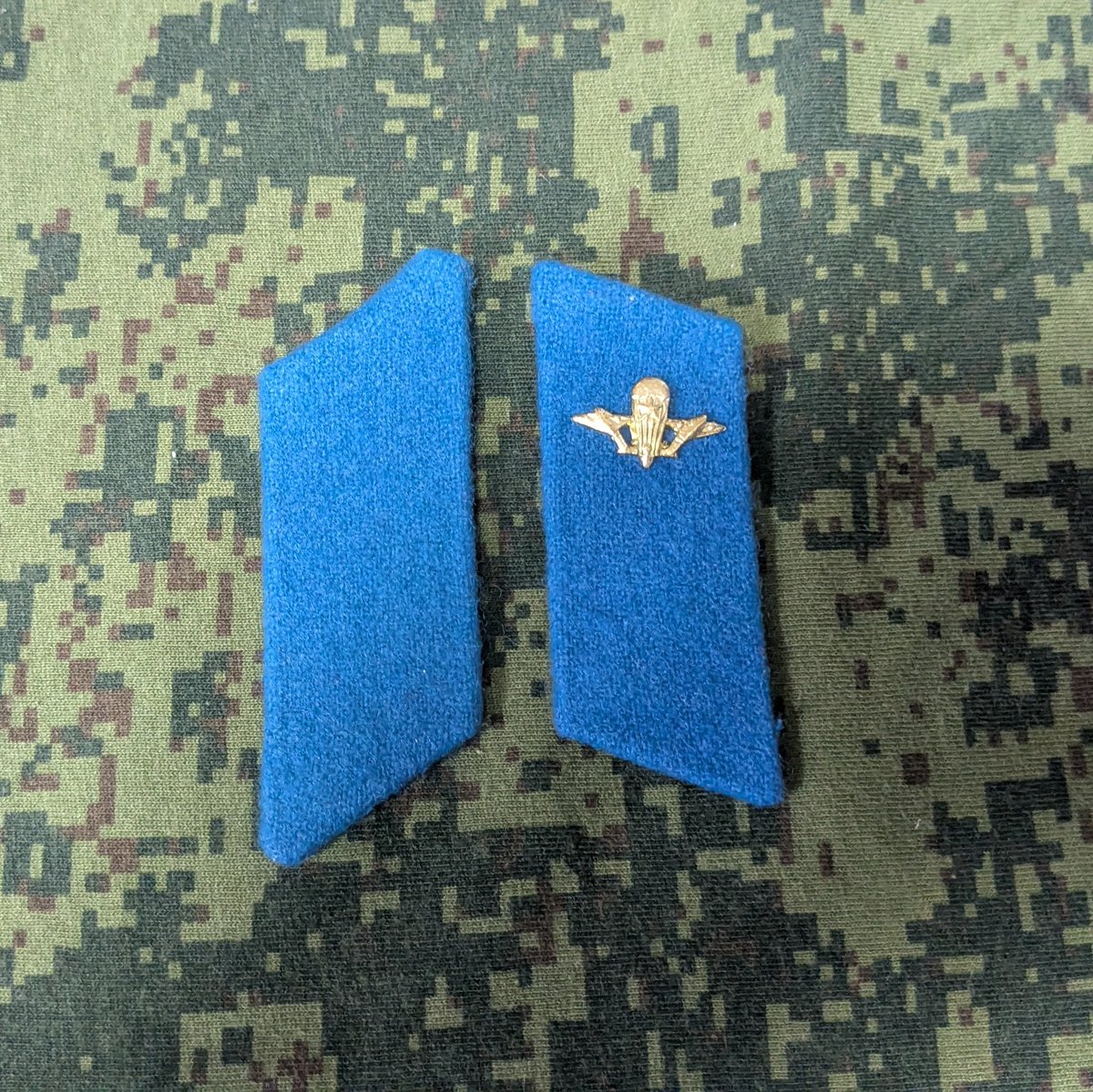 Sdelano_yccp's tweet photo. そういえば兵用のM69常勤服(＝野戦服ね)に准尉用？外出服の襟章(1枚目画像右)つけてる人がたまにいるんだけど、兵用の襟章とは形が違うから注意が必要なのよね

兵用(1枚目画像左)の襟章であればM69に縫いつけた時に野戦台座とほぼぴったりの採寸になるのに対し、順位用は角度がキツイからややはみ出る https://t.co/Aj20rVJO6z