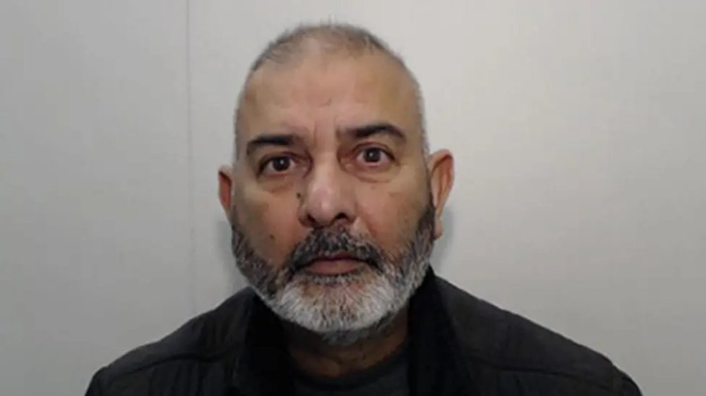 WomenSafety_UK's tweet image. A market stallholder who groomed and raped two girls in Rochdale felt he was "almost untouchable", a sentencing hearing has heard.
Gang leader Zahid, known as Boss Man, gave underwear from his lingerie stall at Rochdale Indoor Market to both teenagers, along with money, alcohol…