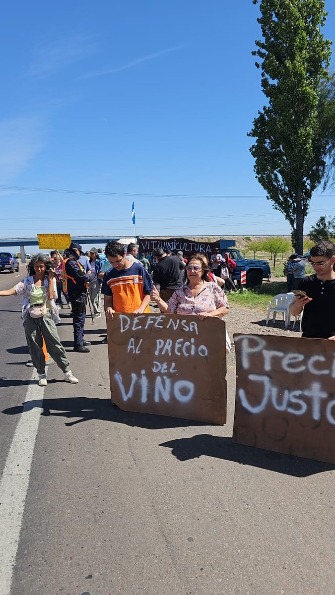 Malestar en los productores ante la gran presencia policial en el acampe
radioregional.com.ar/malestar-en-lo…