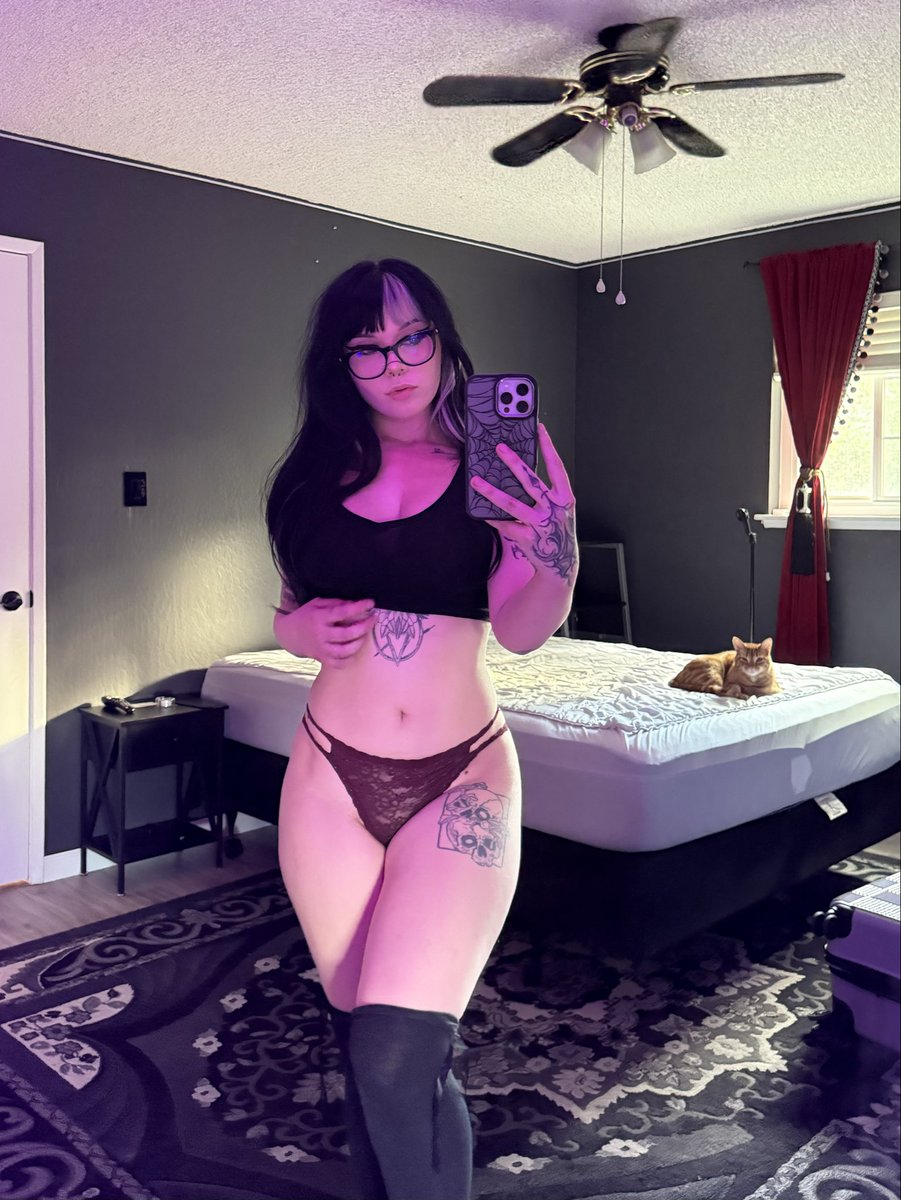 sweetermuffin's tweet photo. 🖤🖤🖤 https://t.co/47w02nsMF0