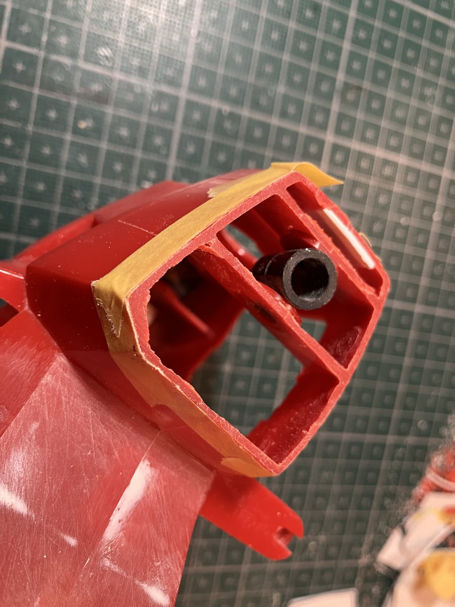 Sun69Good's tweet photo. 夜な夜なガンプラ作製😅
もう塗るばっかかなぁ〜と思っていたんですが、
気になる所があり…
2号と相談の上、胸部をハの字に形状変更加工😅
さてはて、少しはプロポーションが良くなりますかね〜🤗
#ガンプラ
#旧キット
#MS06R2
#ジョニーライデン https://t.co/mIg07eAXFO